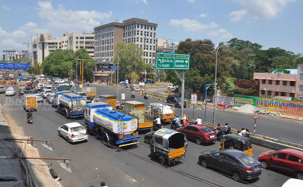 Vehicles that went through the crowd; Detained policemen