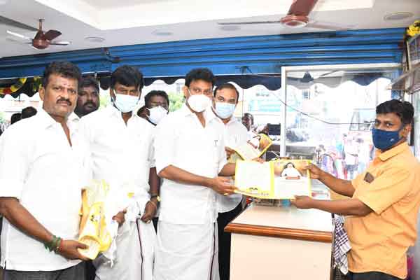 Minister who distributed publications to explain the 100 day achievement ..!