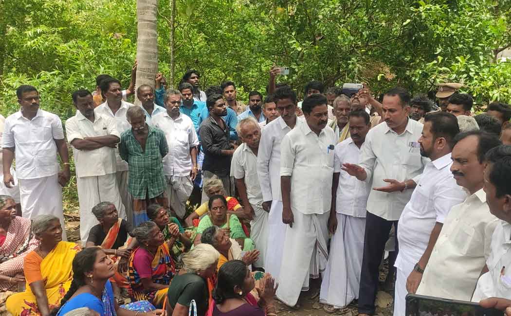 Women struggle as Tasmac shop closed by Collector reopens