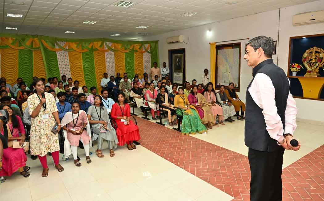 Governor interacting with Annamalai University students