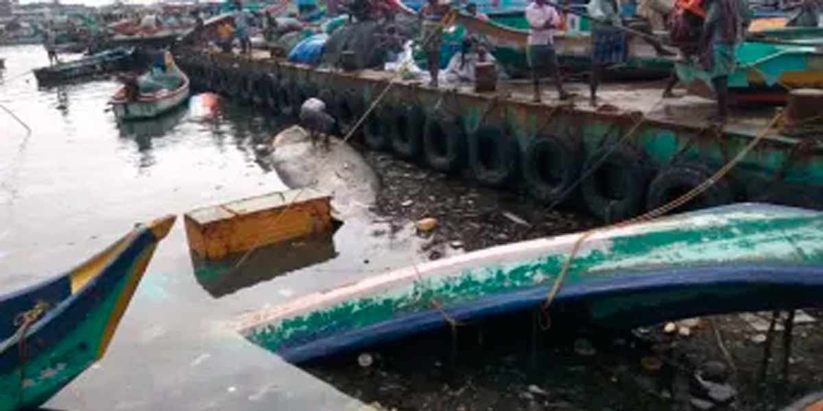 150 boats damaged in kasimedu; Fishermen suffer