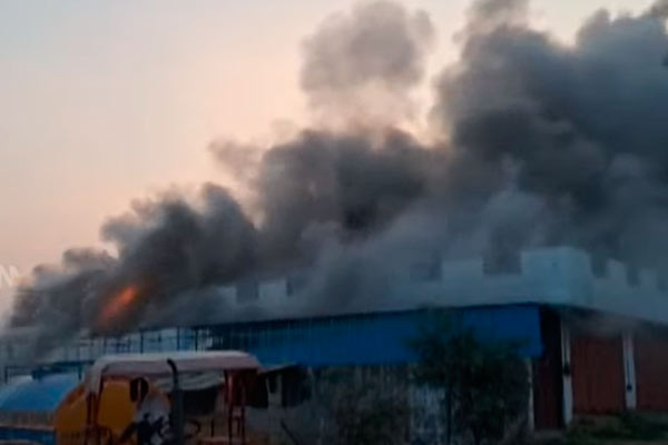 Fireworks warehouse fire; People are afraid of surrounding smoke