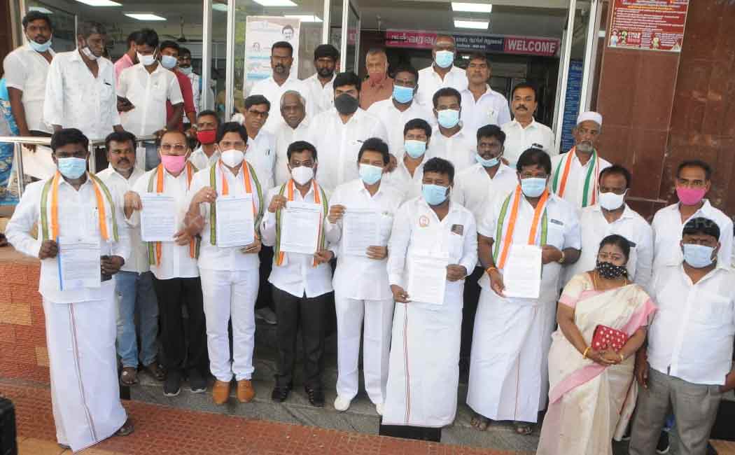 Congress Committee members who met the Collector and submitted the petition