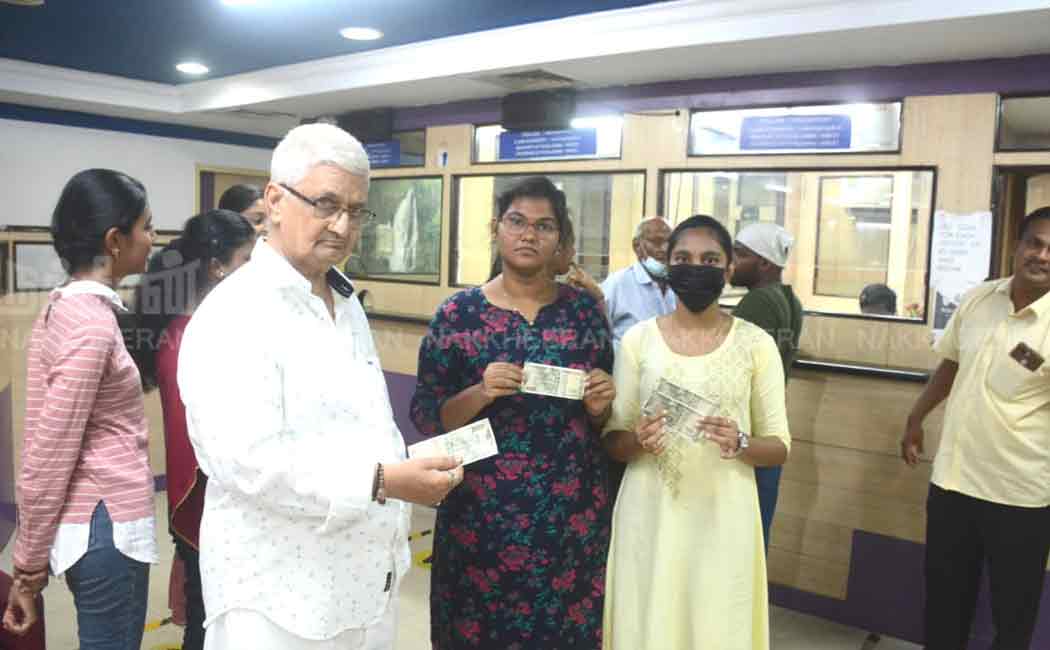 people waiting two thousand rupees note changes bank