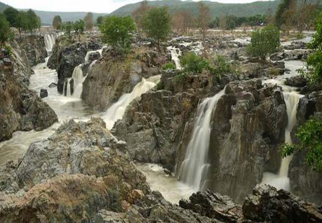 HOGENAKKAL WATER FALLS DOWN CONTINUE BOAT SERVICE TOURIST PEOPLES HAPPY