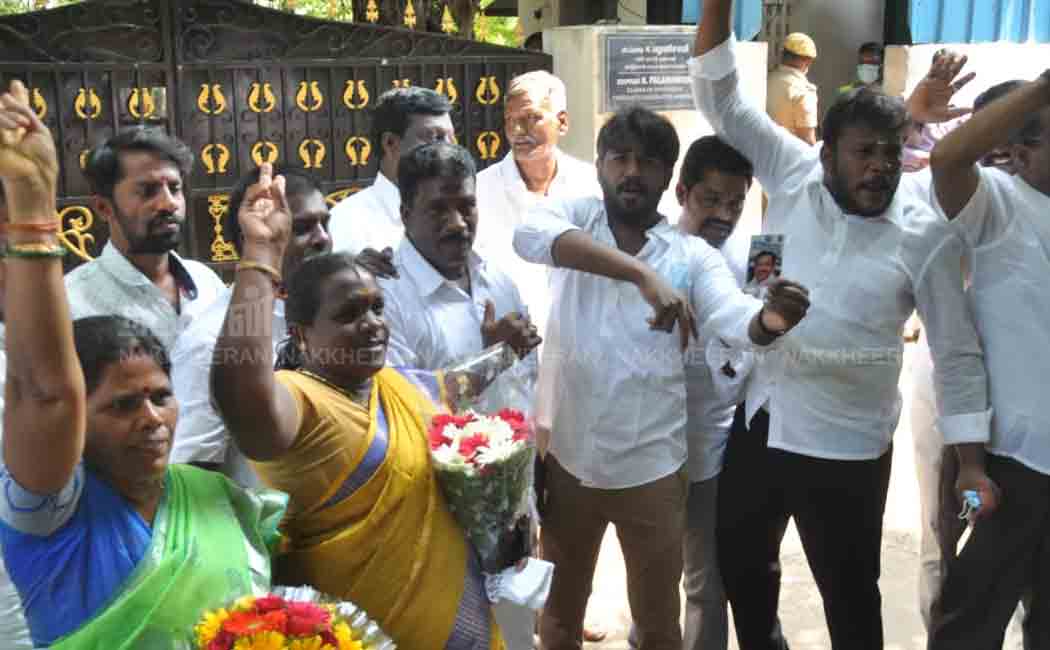 ADMK Office issue EPS supporters