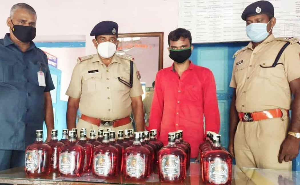 Bottles of wine smuggled on the train; Police seize