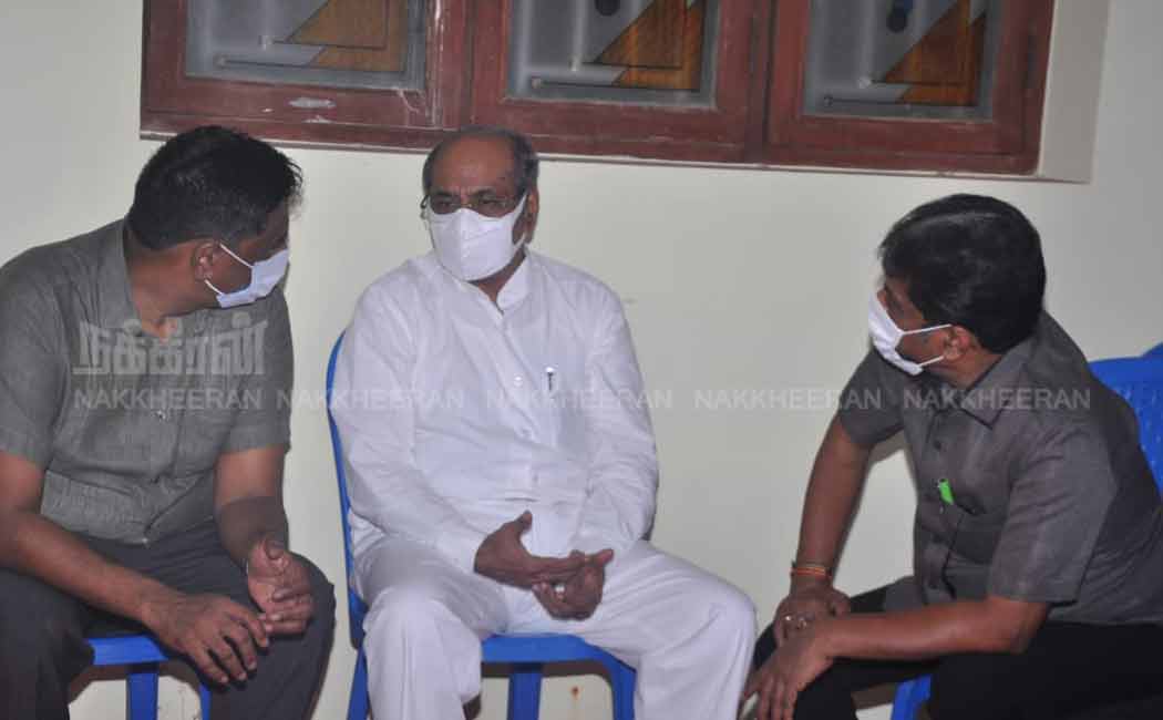 Nakkeeran Editor pays homage to R.N.R. Manohar's body!