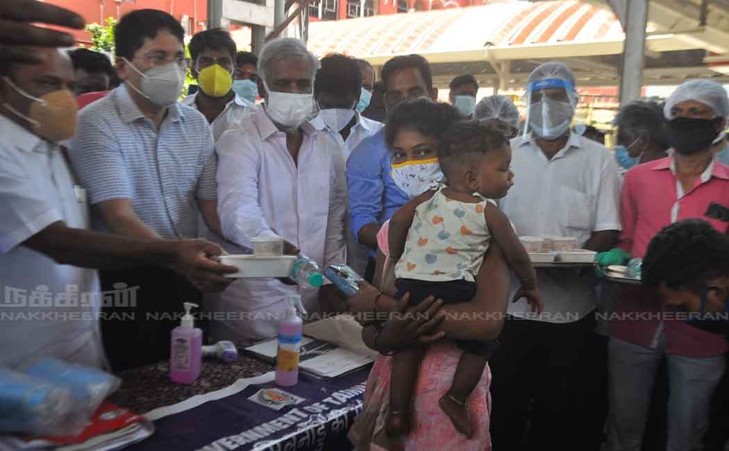 Ministers who provided food to the other state workers in the railway stations