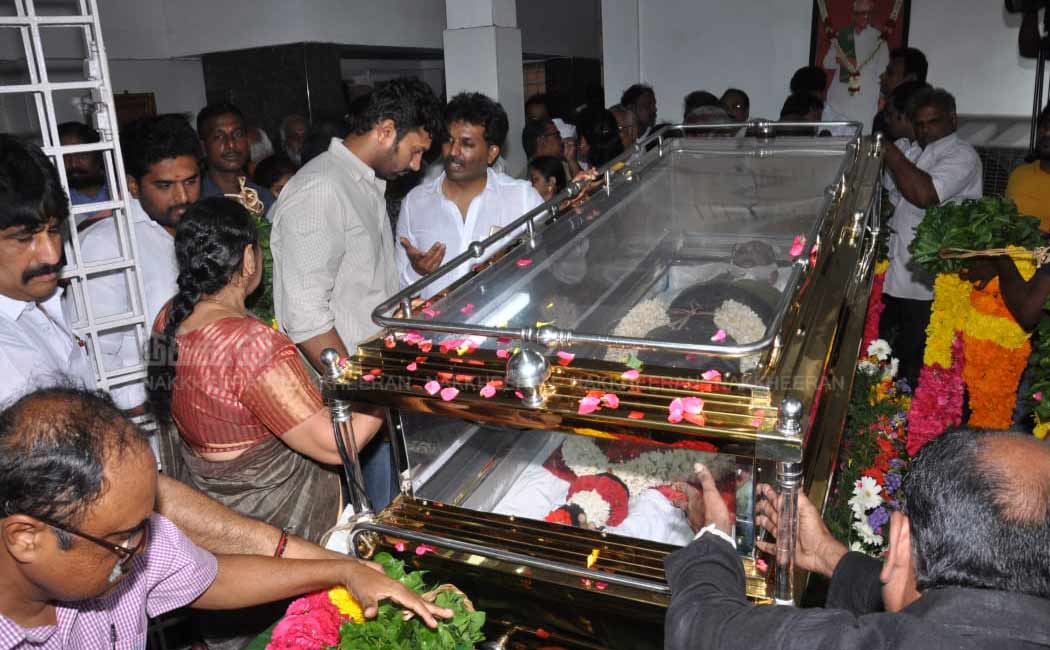 Photos of Nakkheeran editor and vairamuthu pay tribute to K Anbazhagan