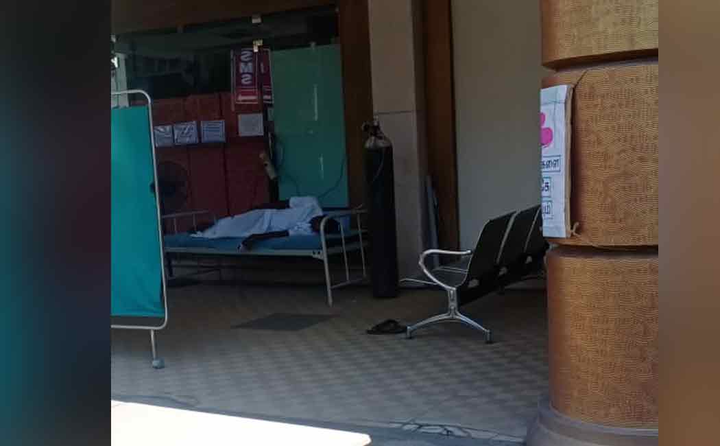 Corona infected patient receiving treatment on the veranda without a place in the hospital ..!