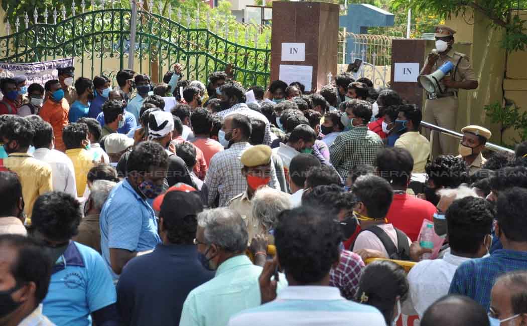 People crowded to buy medicine for corona