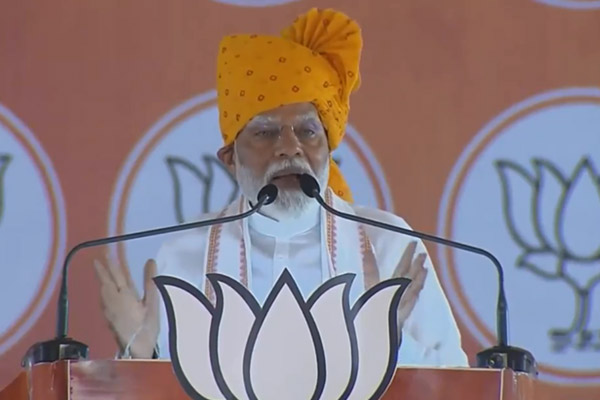 PM Modi should apologize to the people of the country obsession with wealth