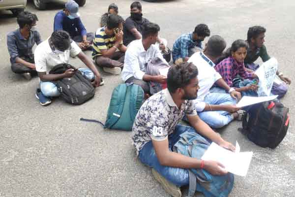 archaelogy students involved struggle