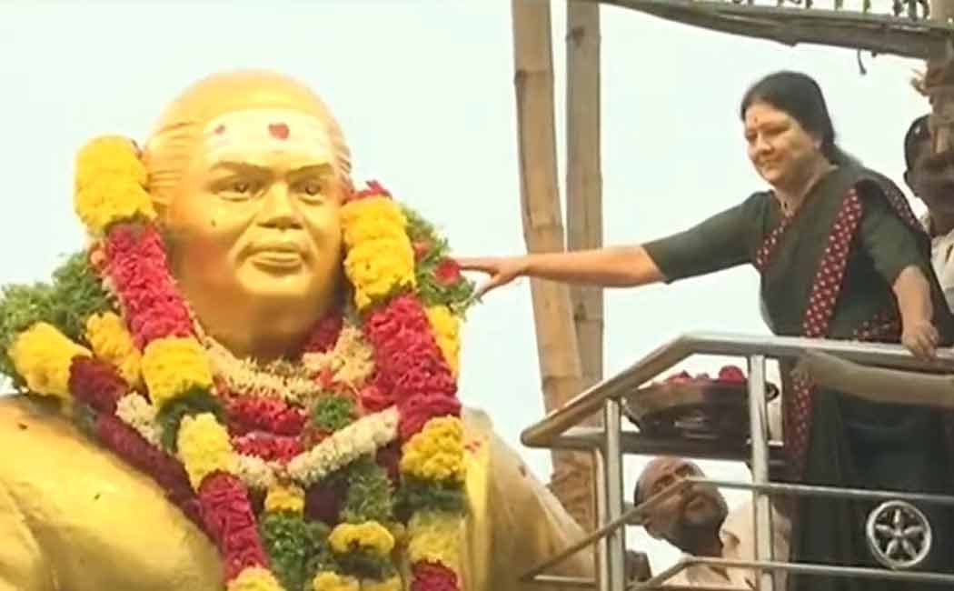 Sasikala who came in Jayalalithaa's vehicle and paid homage to Muthuramalingam!