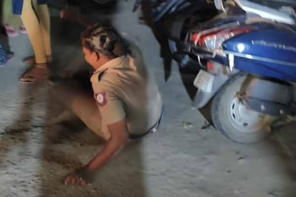 Women argue with police while arresting rowdy in Thoothukudi