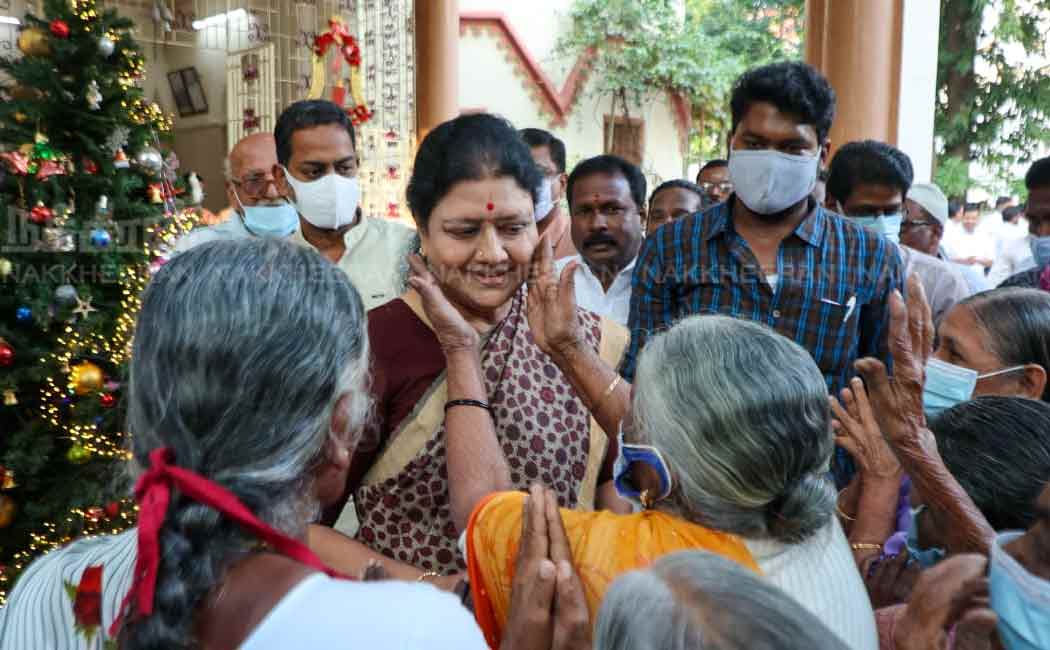 Sasikala celebrates Christmas at a old age home