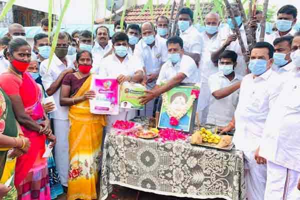 Vijayabaskar distributed Pongal gift puthukottai