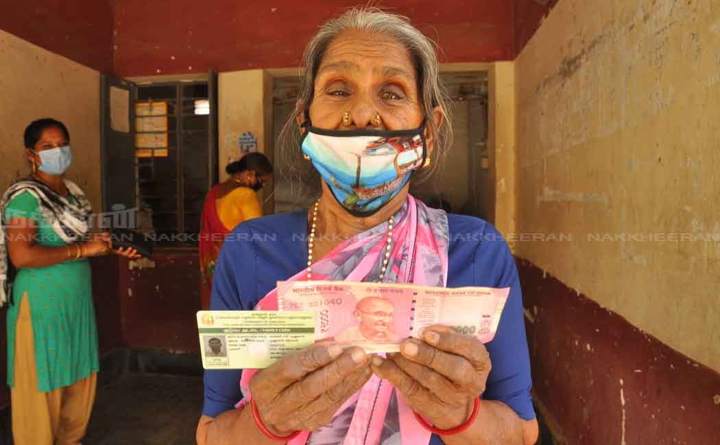 People gathered to buy the Corona relief fund of 2000 rupees