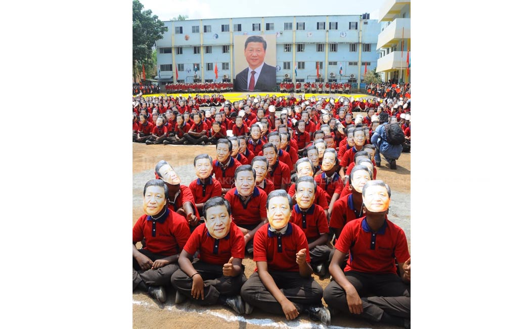 Students welcoming the Chinese President
