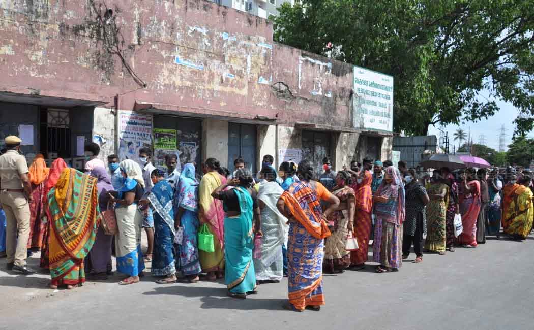 People flocking in ration shops to get corona relief
