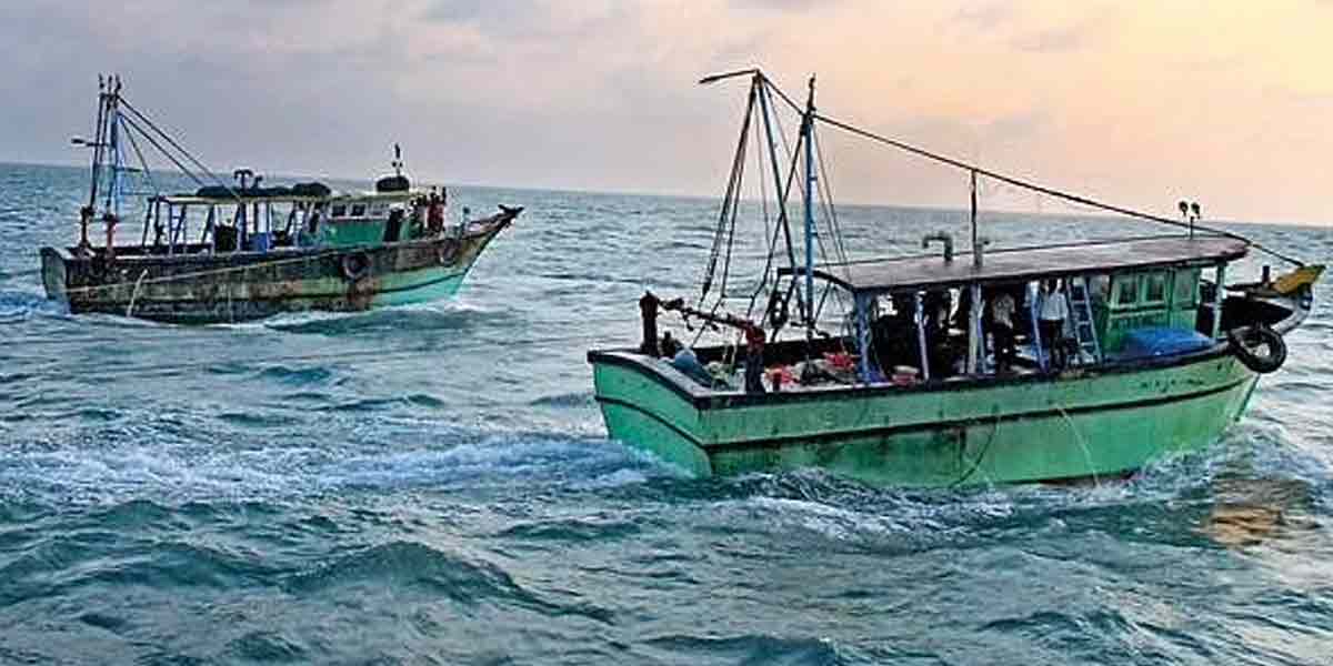 12 Tamil Nadu fishermen arrested... Sri Lankan Navy atrocity!