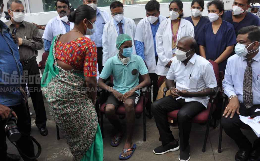 Minister who visited and greeted government doctors