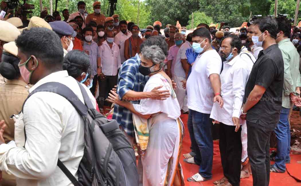 Singer SPB buried at thamaraipakkam