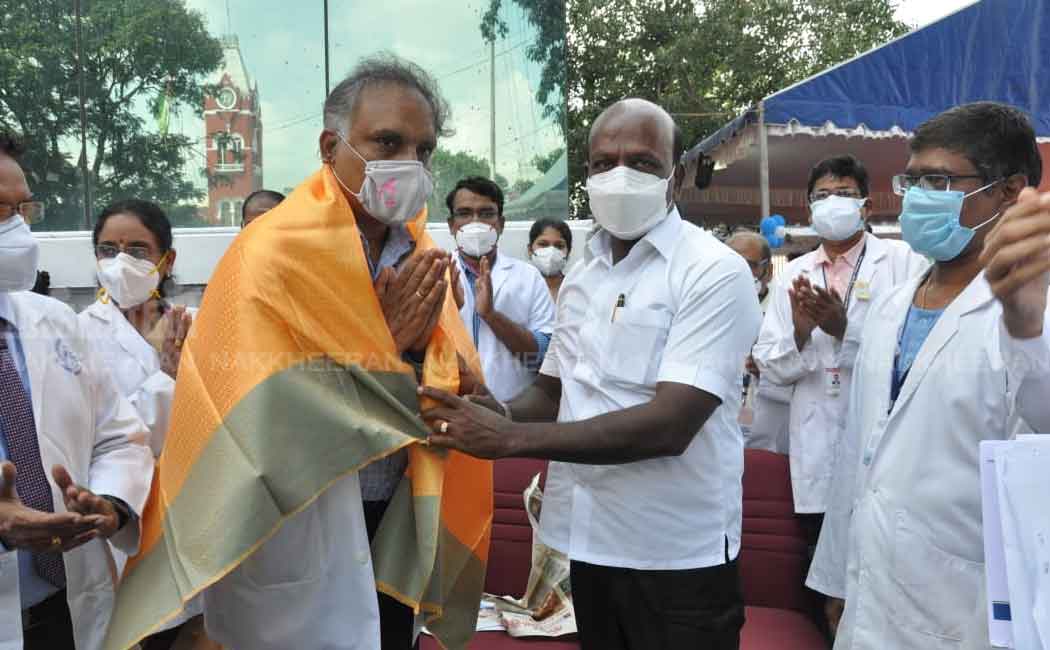 Minister who visited and greeted government doctors