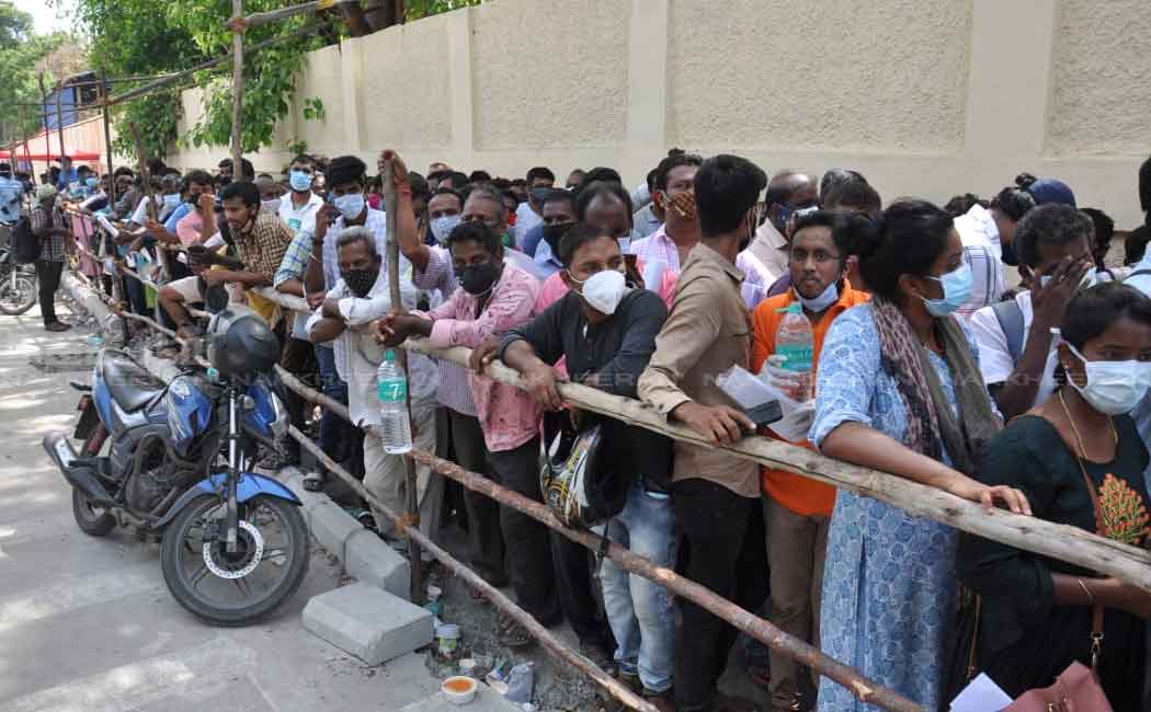 People crowded to buy medicine for corona