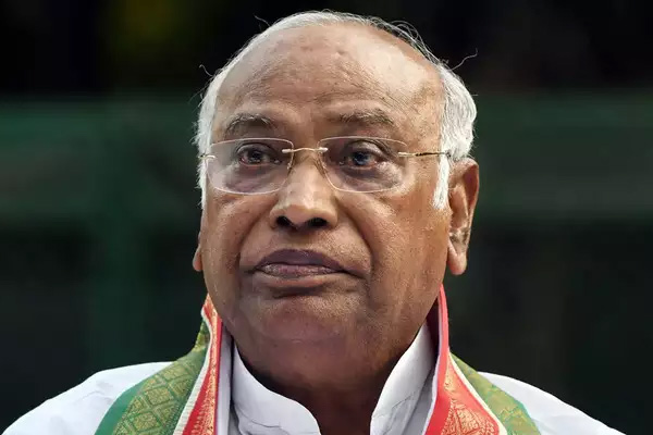 Mallikarjuna Kharge said This is the last chance to save democracy