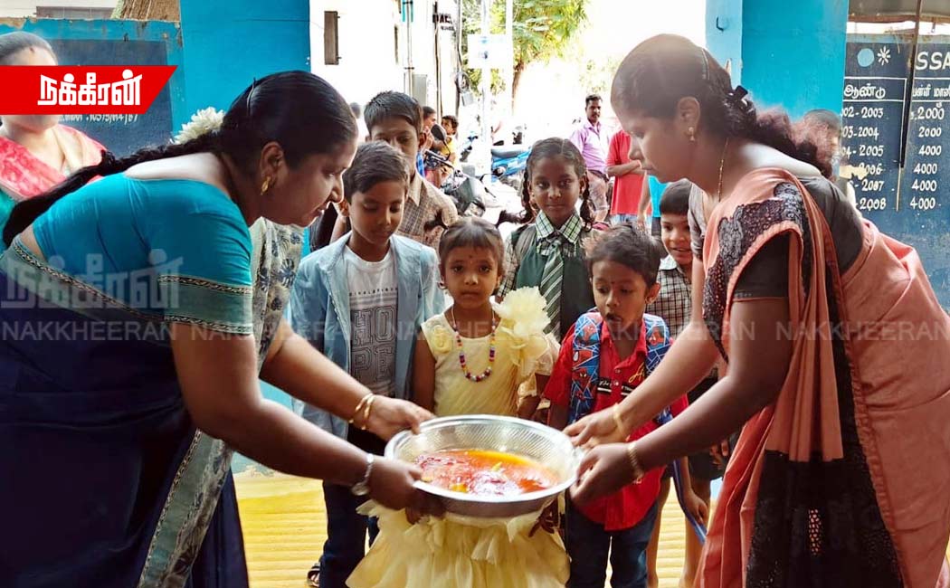 Schools opened; The teachers took aarti to the students