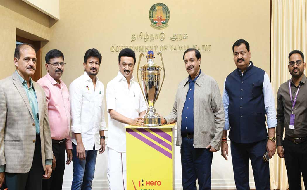 Asian Hockey Tournament Presenting the trophy to the Chief Minister
