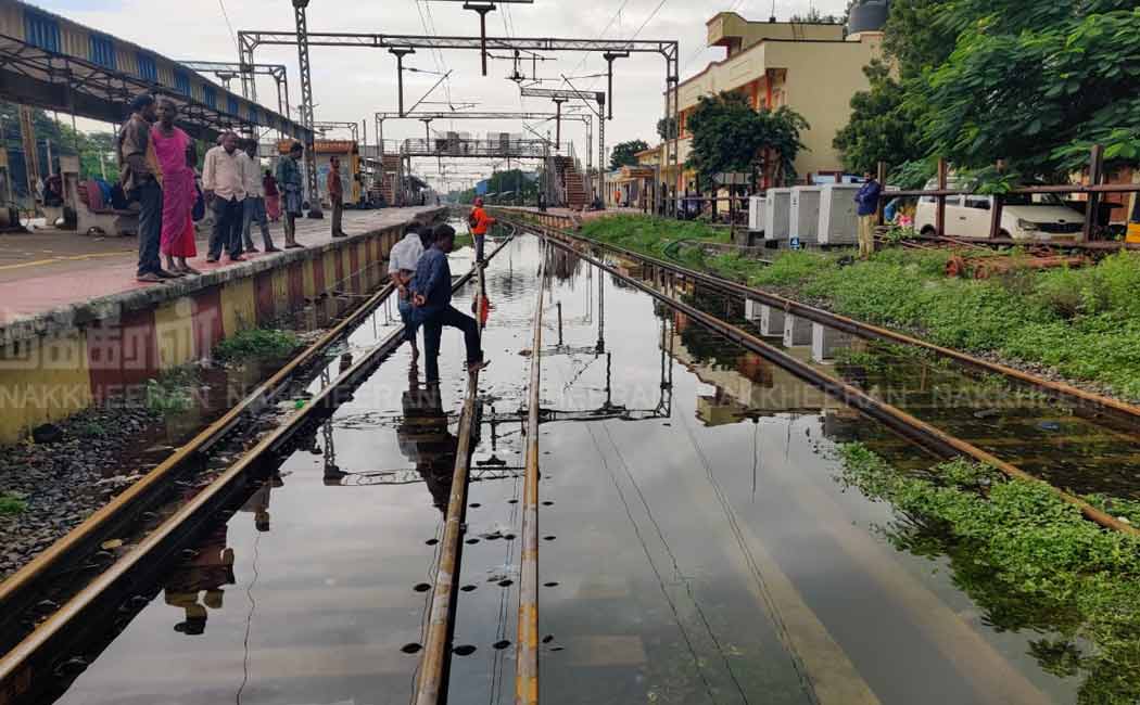 Civilians suffer due to early morning rains (Pictures)