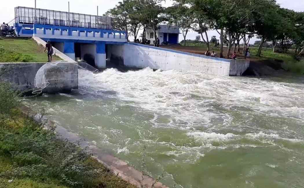 veeranam river overflow water draining from dam