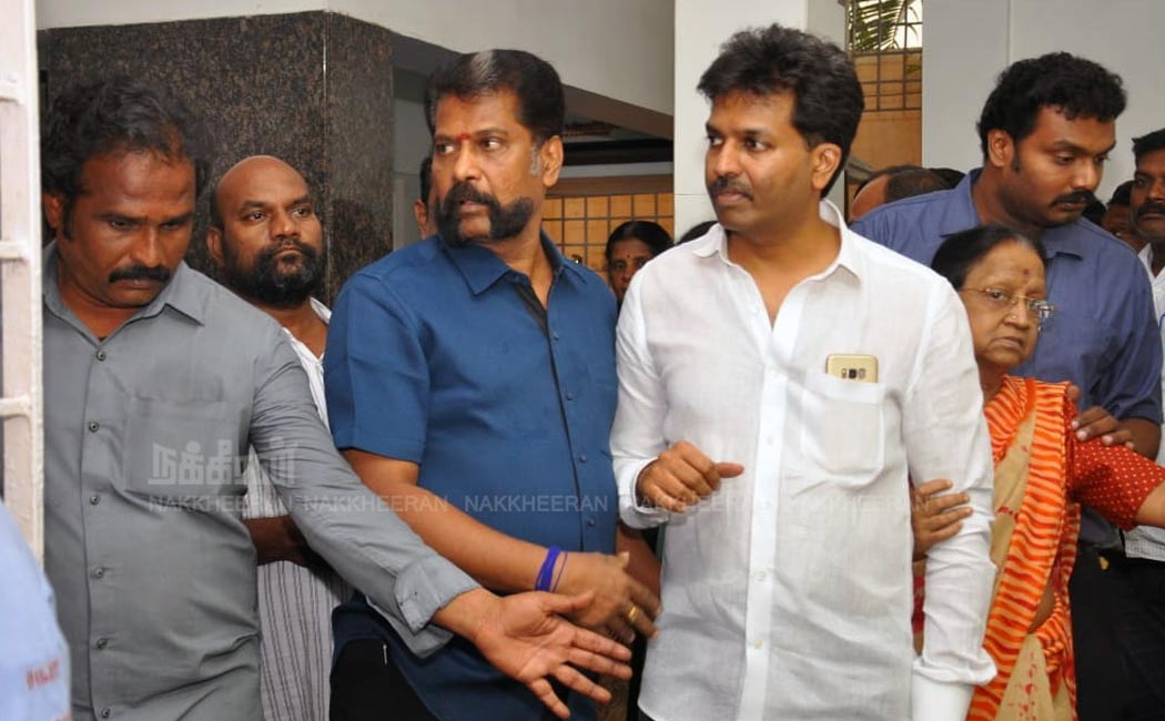 Photos of Nakkheeran editor and vairamuthu pay tribute to K Anbazhagan