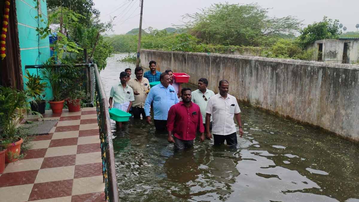 Journalists Munnetra Sangha gave food to flood victims