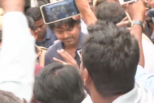 vijay arrives in tuticorin airport