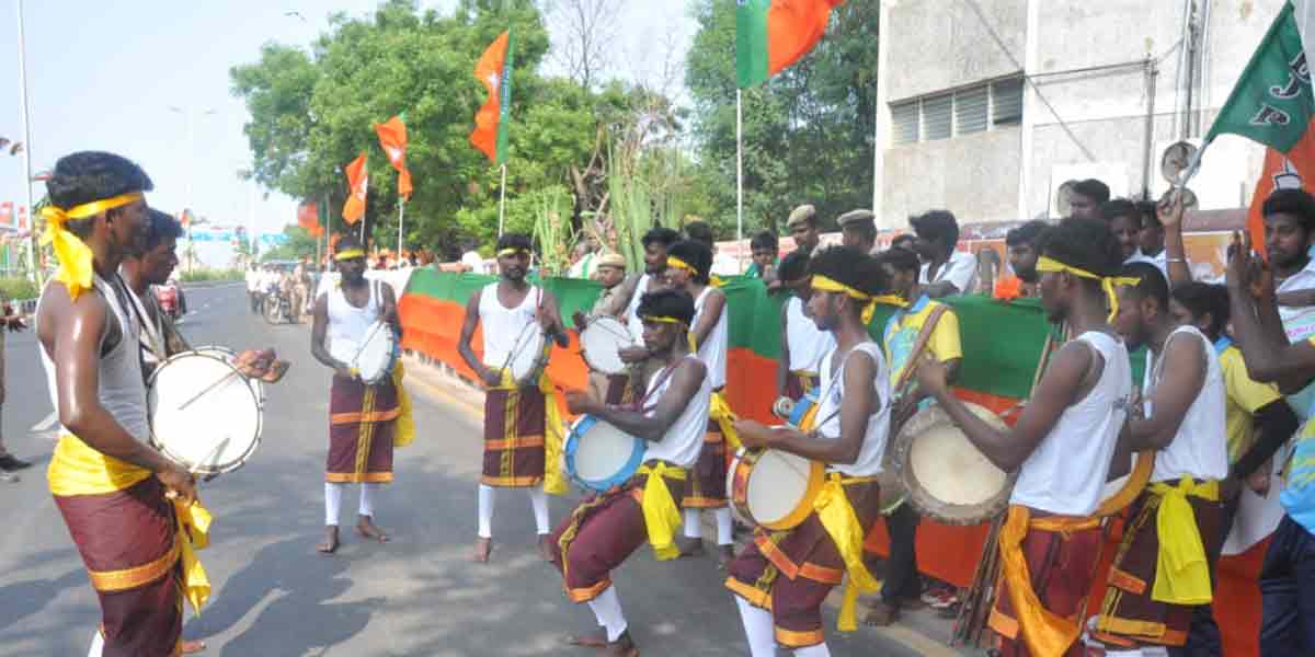 Welcome to Modi ... AIADMK flags that do not catch the eye!