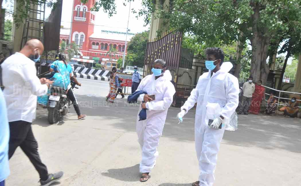 Corona patient relations took food for patients with ppe kit