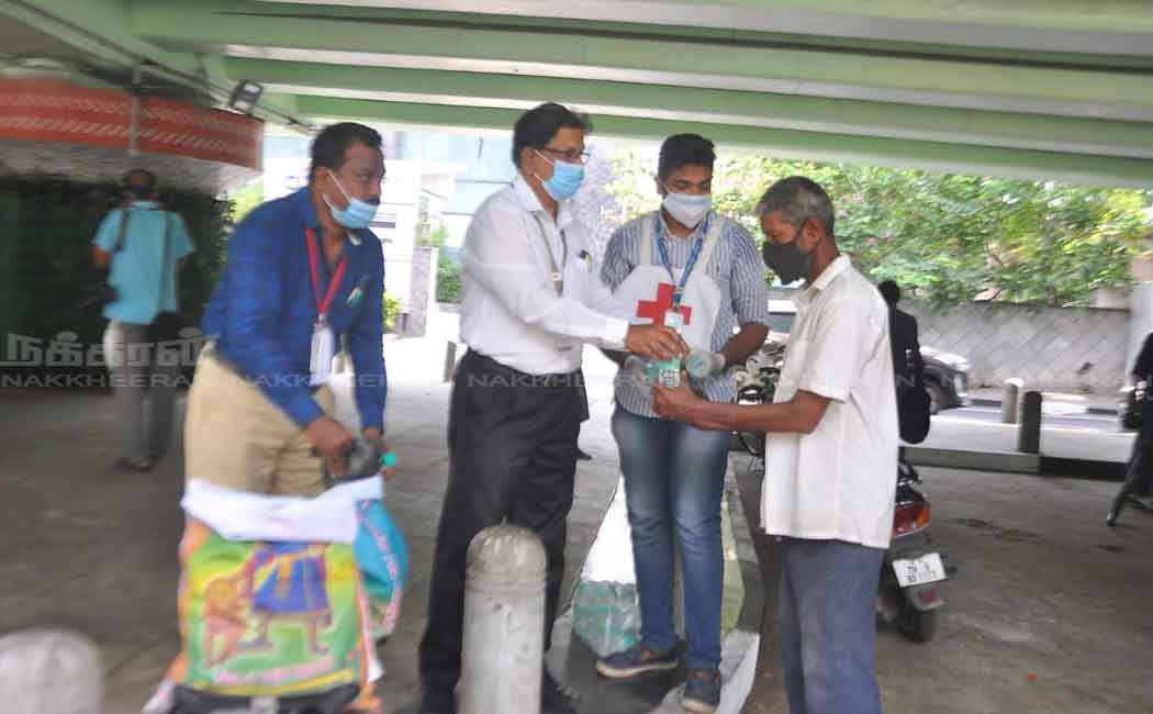 Volunteers who help the hungry people by giving food
