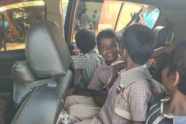 Desperate children! The education officer who took the car to the school!