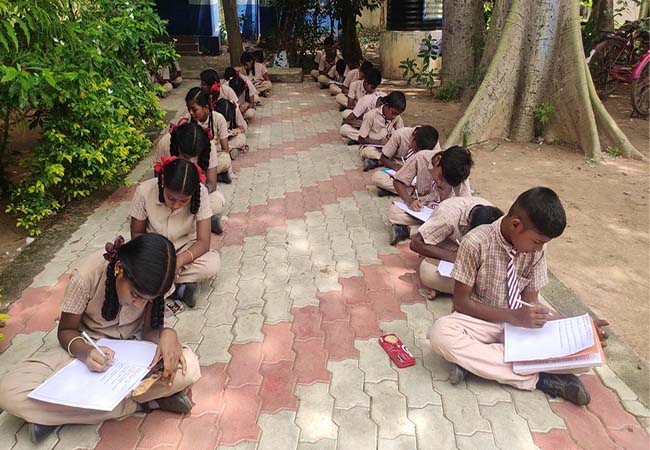 133 chapters, 133 students, 1330 screws ... Government school students who wrote and achieved in 3 minutes!