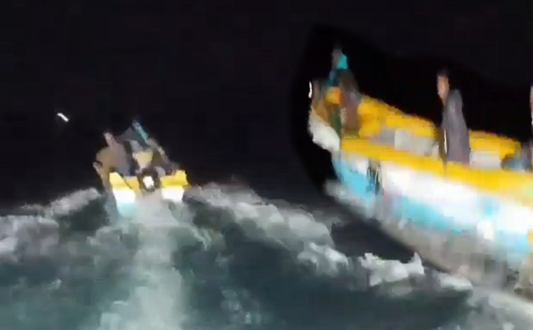 Tamil Nadu fisherman chased away Sri Lankan smuggler in the middle sea