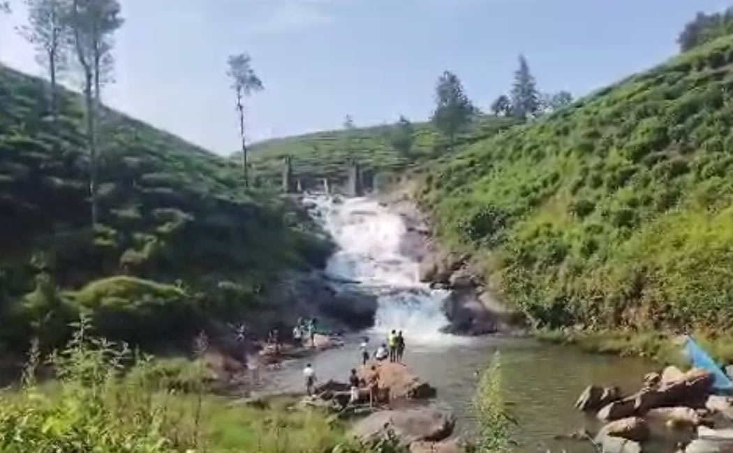 lover who had come to Valparai for a trip drowned in the water and passed away