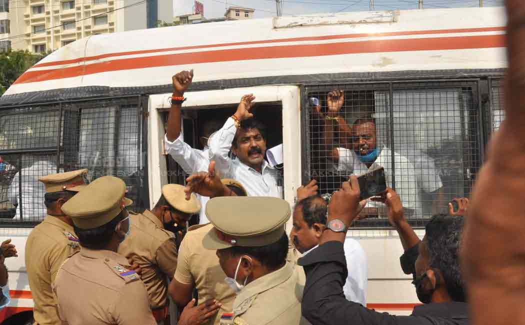 Tasmac bar owners demand ... arrested ..!