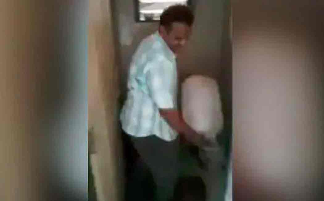 mumbai man uses public tiolet water to make tiffin