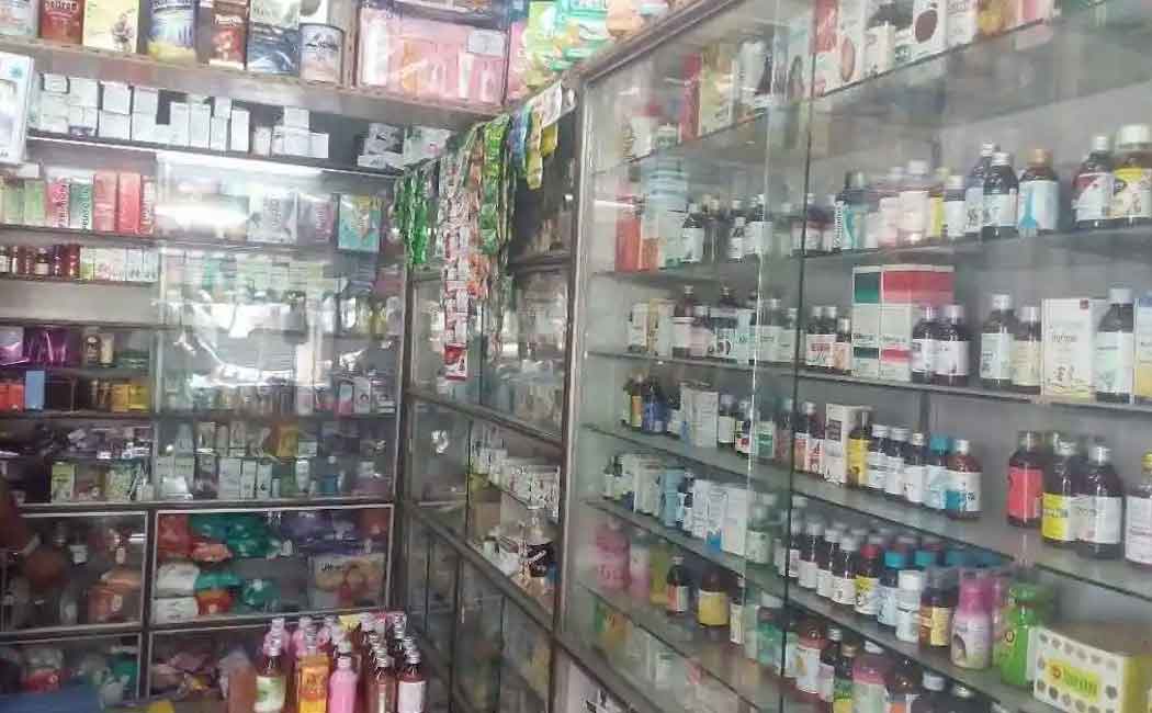 person Accumulating alcohol are crowded in pharmacies