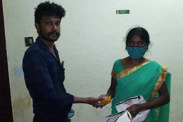 Congratulations to the young man who handed over the gold jewelry that the couple missed to the police