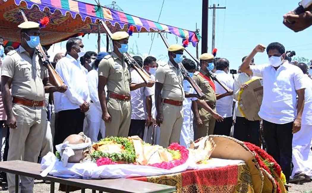 Kanimozhi MP Pays homage to Ki.Ra.
